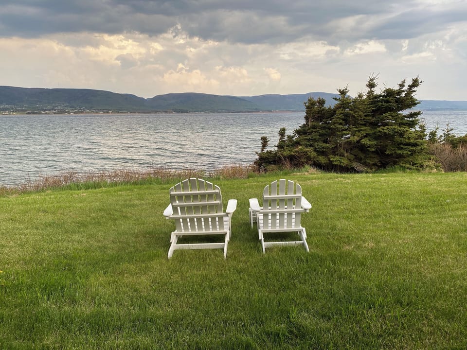 Enjoy calm ocean view from the green front yard