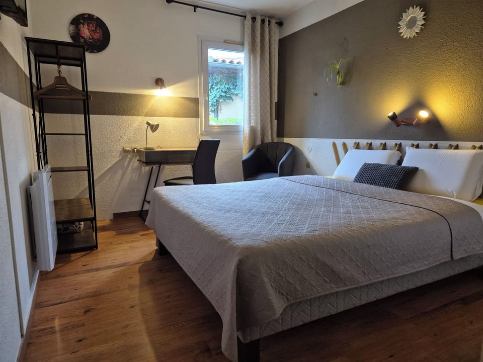 Comfort Double Room Single Use | Individually decorated, individually furnished, desk, laptop workspace