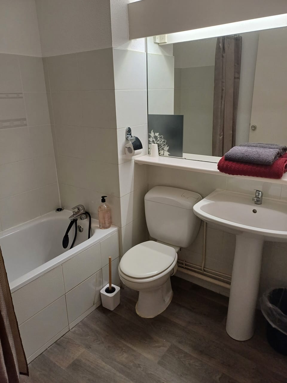 Hydromassage showerhead, free toiletries, hair dryer, shampoo