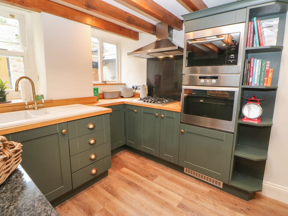 Cottage | Private kitchen | Fridge, microwave, dishwasher, electric kettle