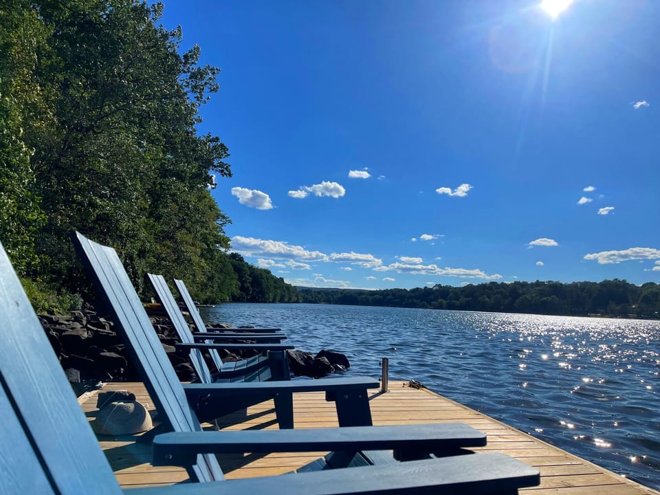 Lodge- Modern deck chairs, crystal-clear swimmable lake water