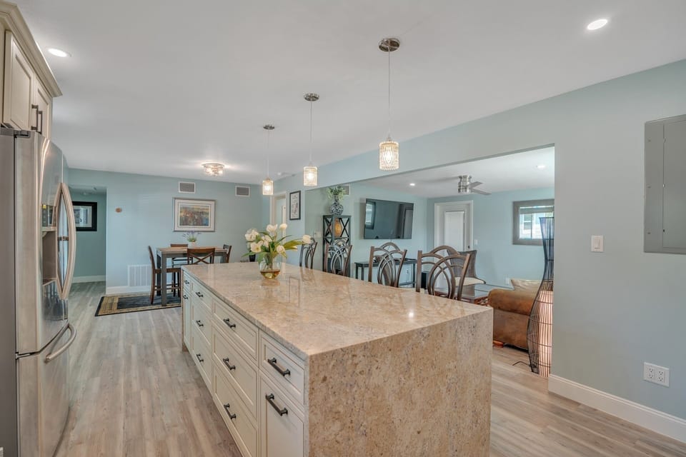 Flooring, Hardwood, Floor, Indoors, Room