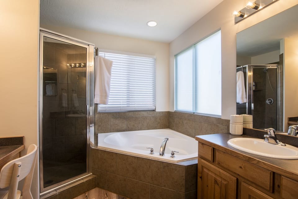 En-suite bathroom w/ shower, jetted tub, vanity, sink, bidet, walk-in closet.