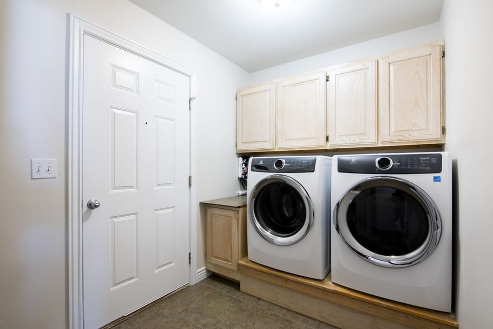 Mud room/laundry room with door to garage.