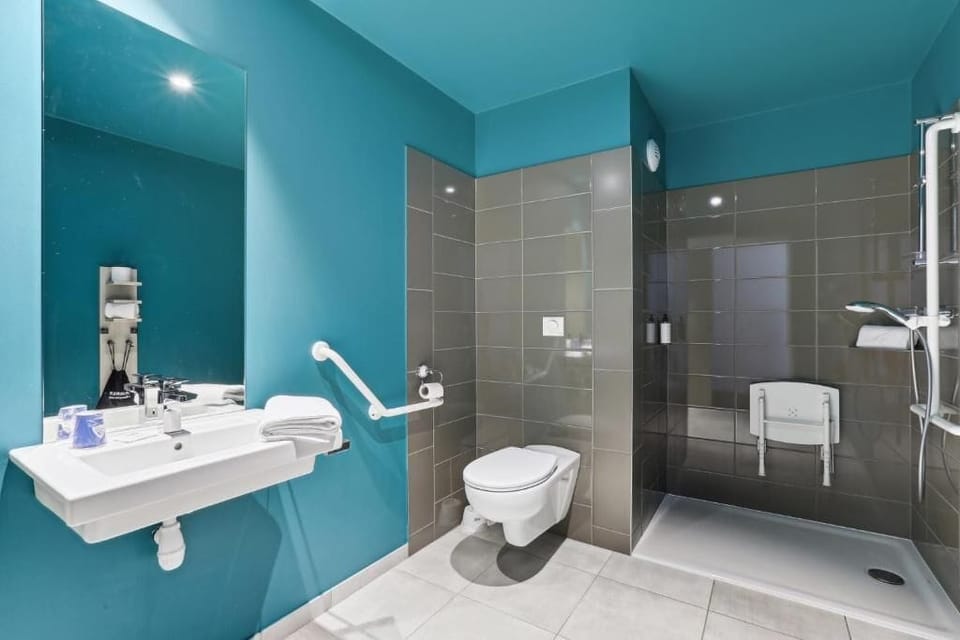 Double Room, Mobility Accessible | Bathroom | Shower, towels