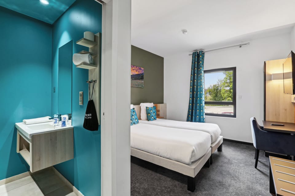 Basic Twin Room | Desk, soundproofing, free WiFi, bed sheets