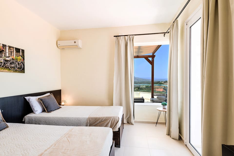 2nd airconditioned double bedroom equipped with twin beds. Access to the veranda