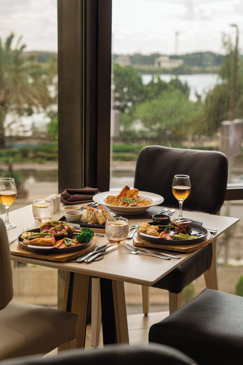2 restaurants; breakfast, lunch, dinner, and brunch served