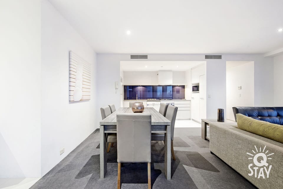 Share sumptuous meals with the family in this sophisticated dining area 🥣