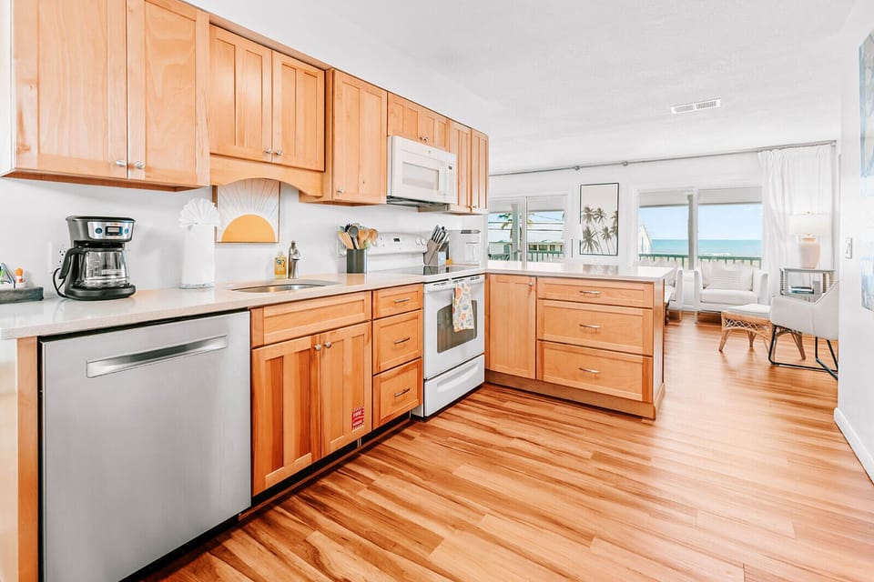 Coffee. Pancakes. Seafood. Repeat.
Everything you need to cook for 8, plus a second full kitchen downstairs.
Upstairs Kitchen