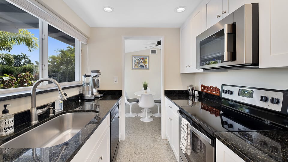 Full kitchen for all of your entertainment 
(with a view)