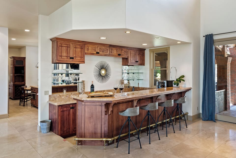 Large Living Room Area- Bar