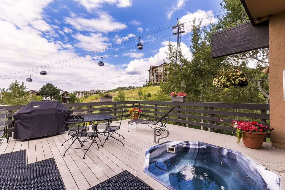 Outdoor hot tub and barbecue