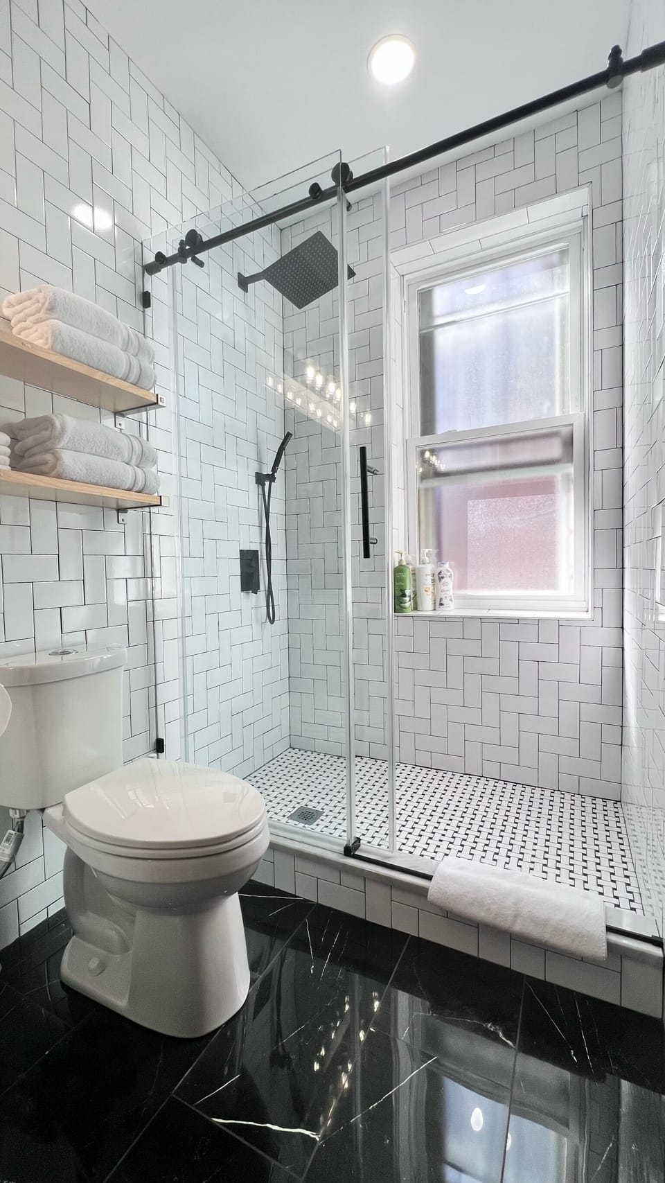  Modern And  Clean Bathroom