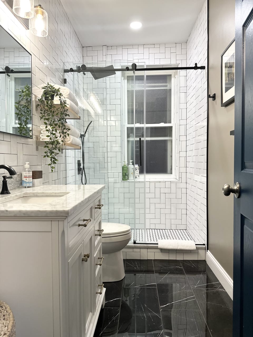  Modern And  Clean Bathroom