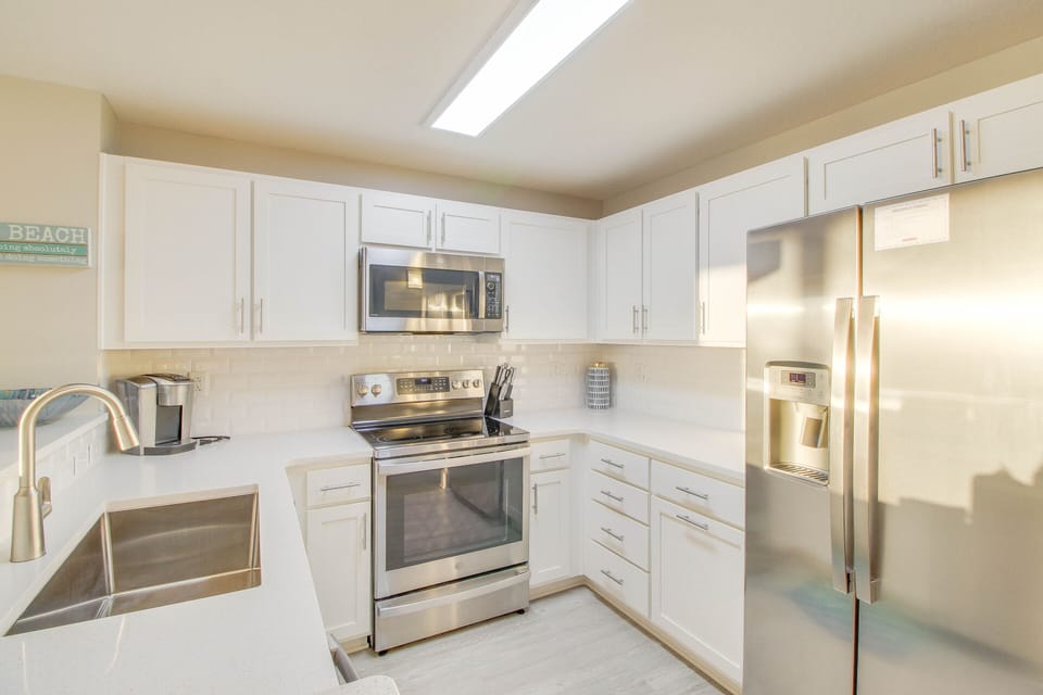 This kitchen has everything that you will need to make some quick meals!