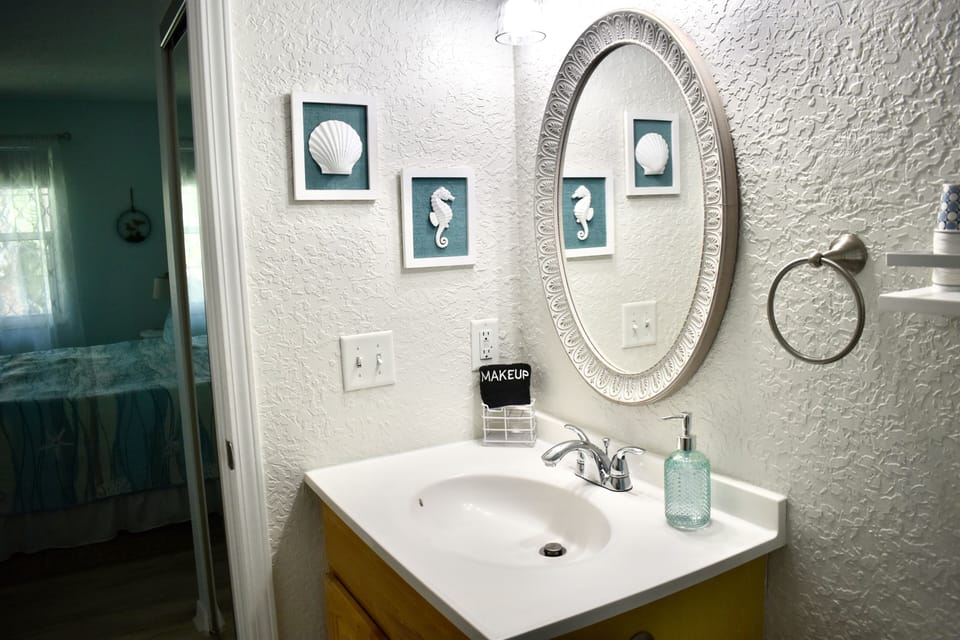Master en-suite bath (tub/shower)
