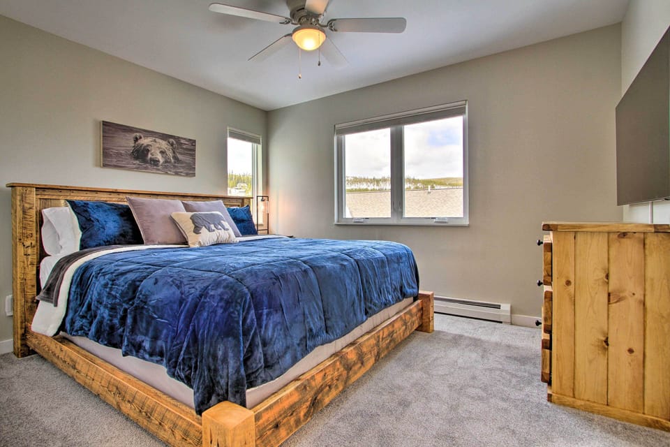 Bedroom 1 | King Bed | Smart TV