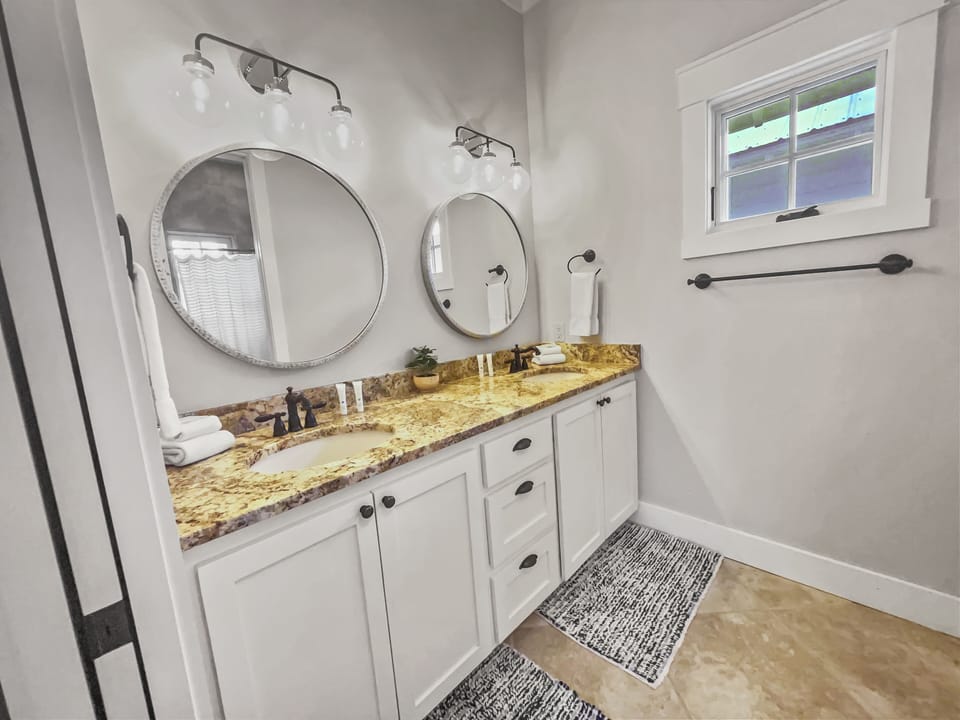 2nd Floor | Shared Hallway Bathroom