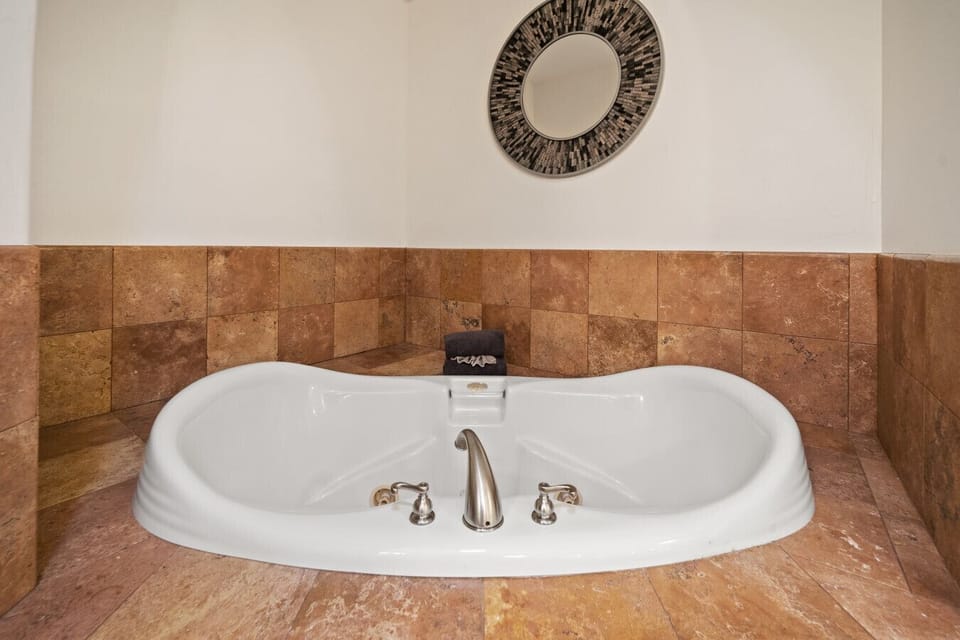 Master tub (spa jets are inoperable)