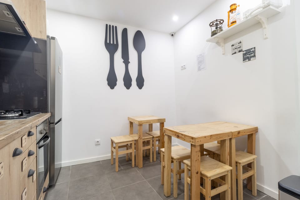 Full-size fridge, microwave, oven, dishwasher