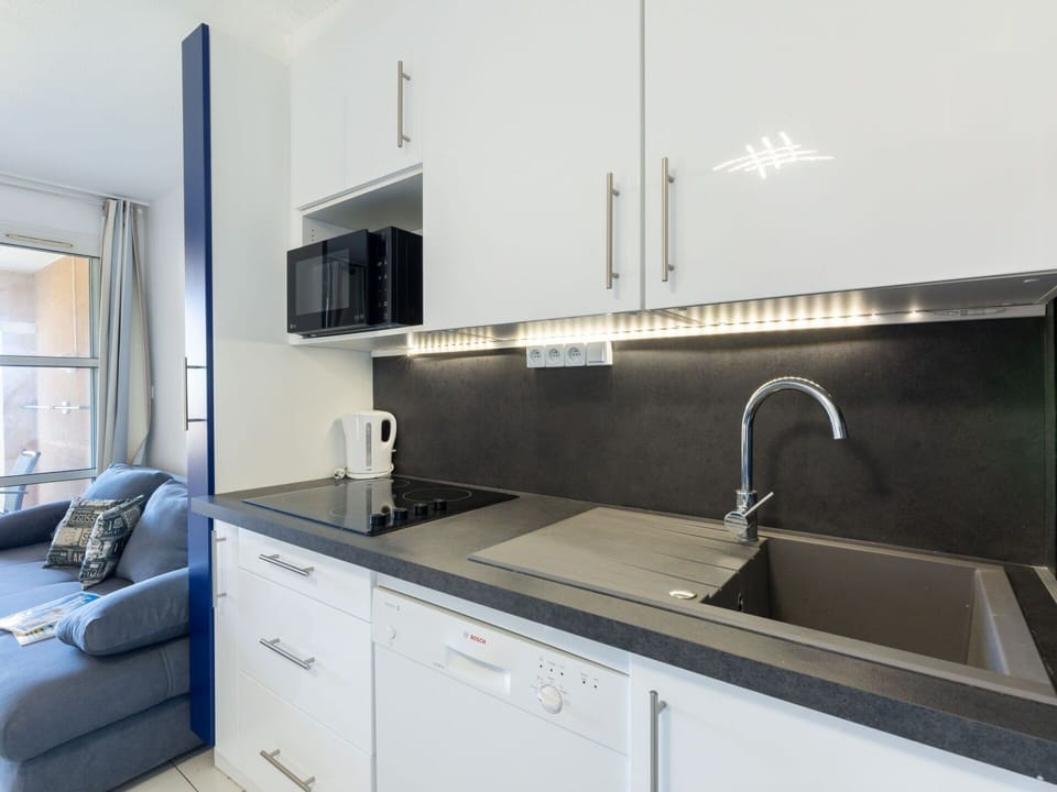 Tap, Kitchen Sink, Sink, Property, Countertop, Cabinetry, Plumbing Fixture, Kitchen, Interior Design, Wood