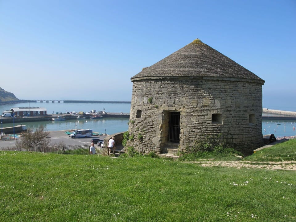 Table, Property, Cabinetry, Building, Dishware, Wood, Countertop, Interior Design, Tableware, Kitchen Appliance