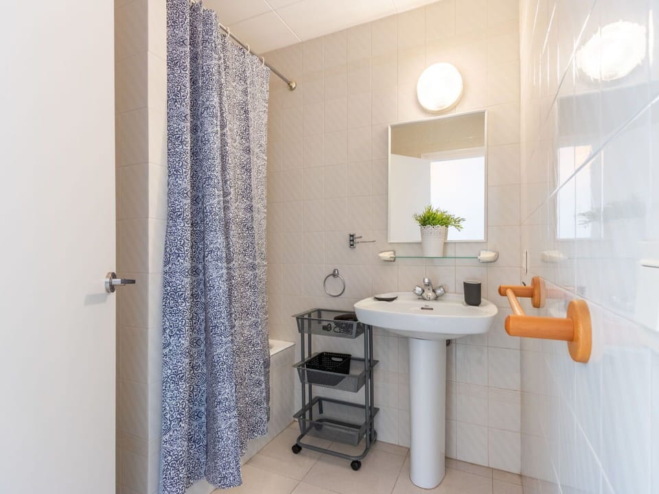 Mirror, Tap, Furniture, Plumbing Fixture, Sink, Property, Building, Plant, Bathroom Sink, Table