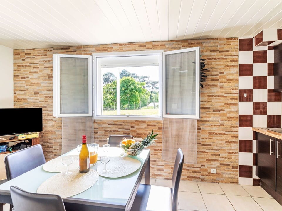 Furniture, Property, Table, Cabinetry, Building, Window, Countertop, Kitchen, Chair, Wood