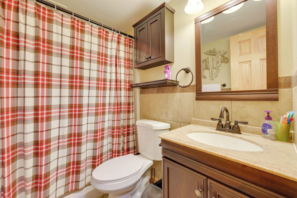 Full Bathroom | Complimentary Toiletries | Hair Dryer | 1st Floor