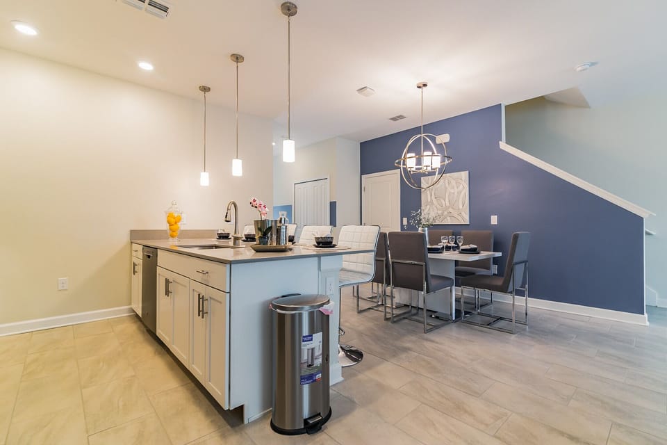 Full Kitchen + Dining room
