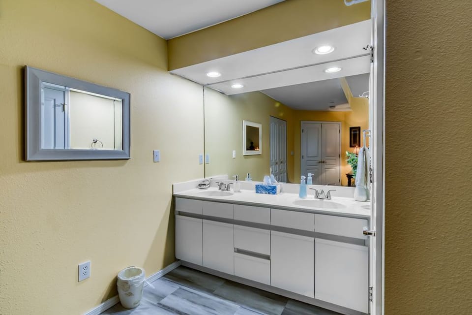 master bath has sinks