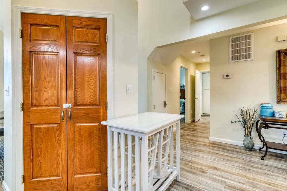 2 extra seats at this compact bar