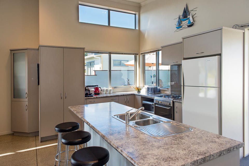 Modern and fully equipped kitchen for all your cooking needs. 