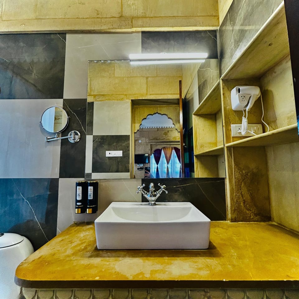 Comfort Single Room, 1 King Bed, Non Smoking, Courtyard View | Down comforters, memory foam beds, minibar, in-room safe