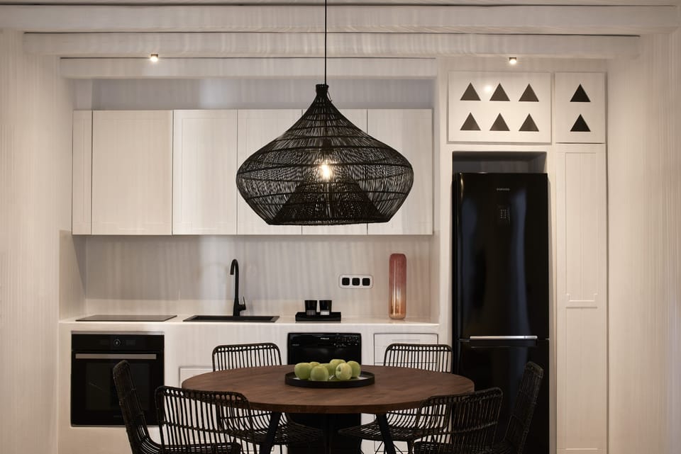 Full-size fridge, oven, stovetop, dishwasher