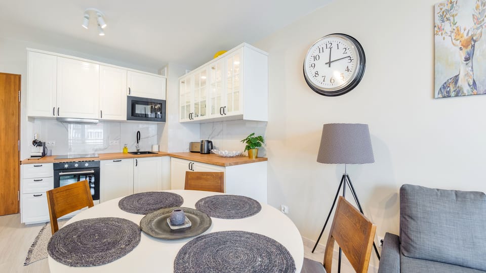 Apartment (1) | Private kitchenette | Fridge, stovetop, electric kettle, cookware/dishes/utensils