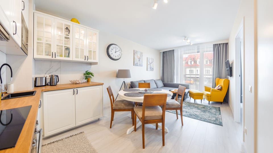 Apartment (1) | Private kitchenette | Fridge, stovetop, electric kettle, cookware/dishes/utensils