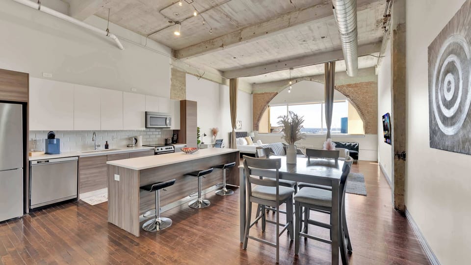 Stylish Living Space: Bright open layout, modern furnishings, and stunning city views await you!