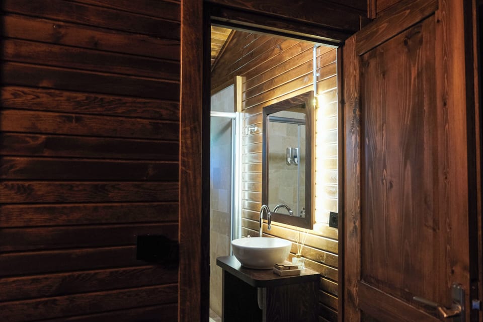 Deluxe Tree House | Bathroom
