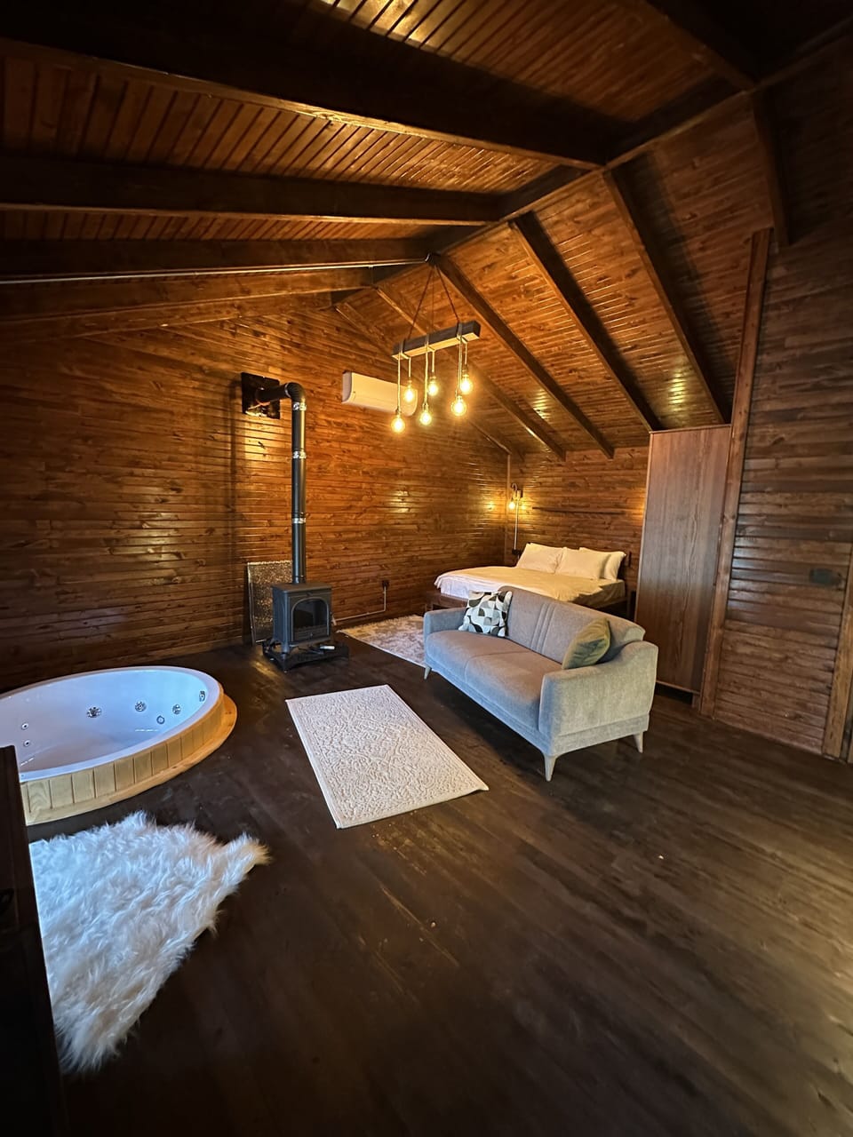 Deluxe Tree House | Desk, laptop workspace