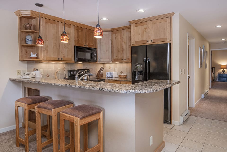 Kitchen/bar stools - Fully stocked kitchen - whip up a delicious meal here!