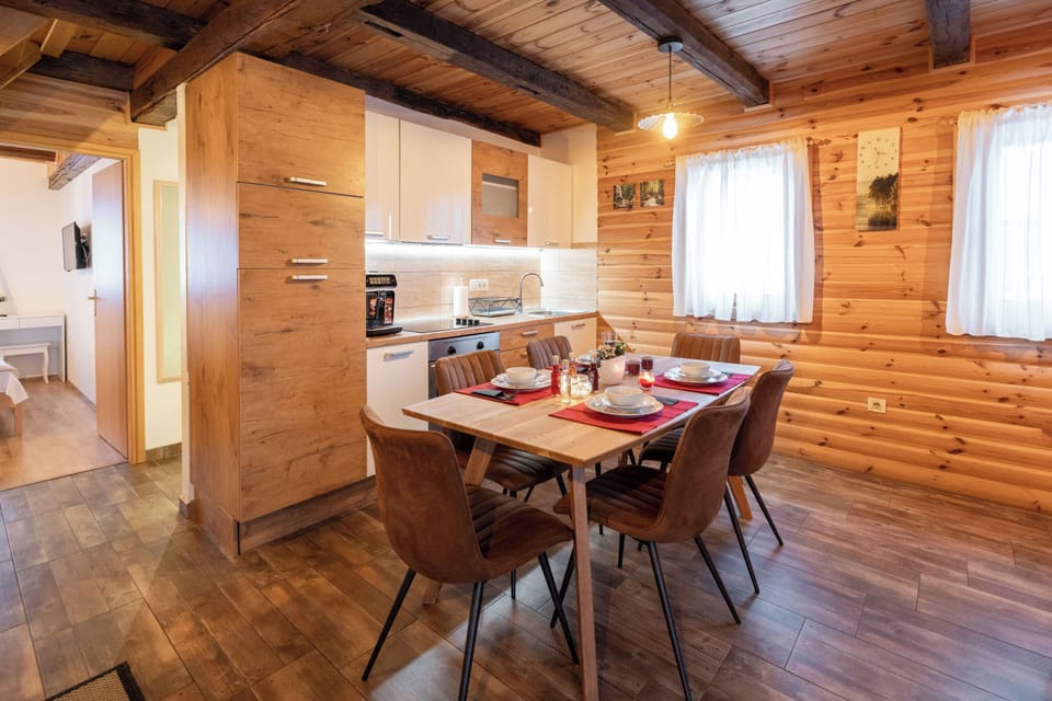 Family Chalet, 2 Bedrooms, 2 Bathrooms, Mountainside (Chalet Markoci With Hot Tub) | Dining
