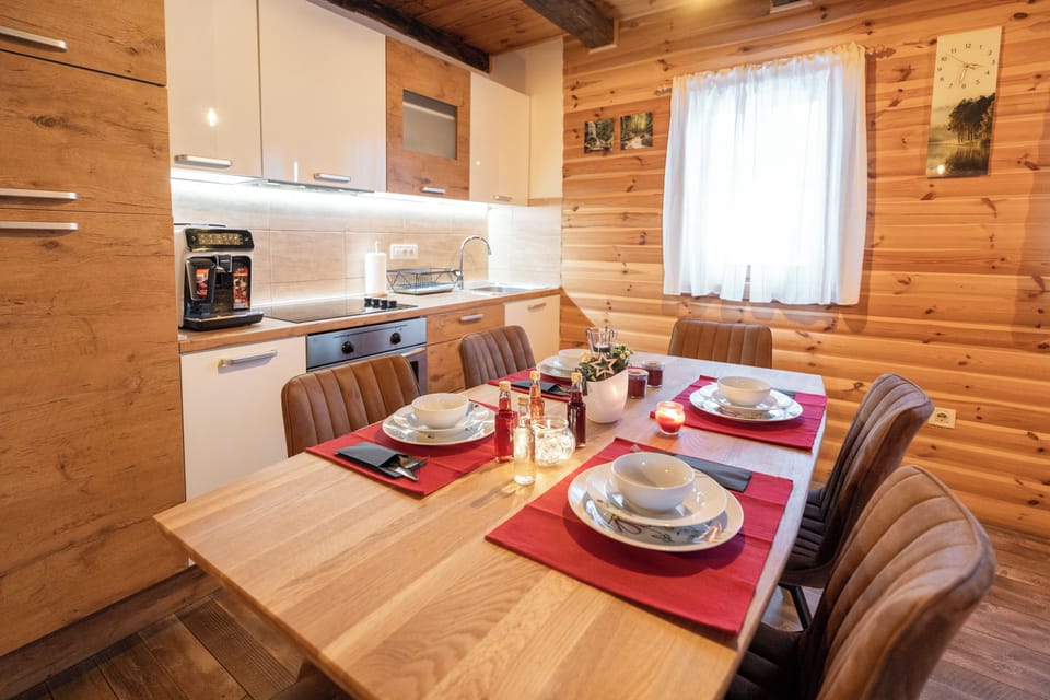 Family Chalet, 2 Bedrooms, 2 Bathrooms, Mountainside (Chalet Markoci With Hot Tub) | Dining