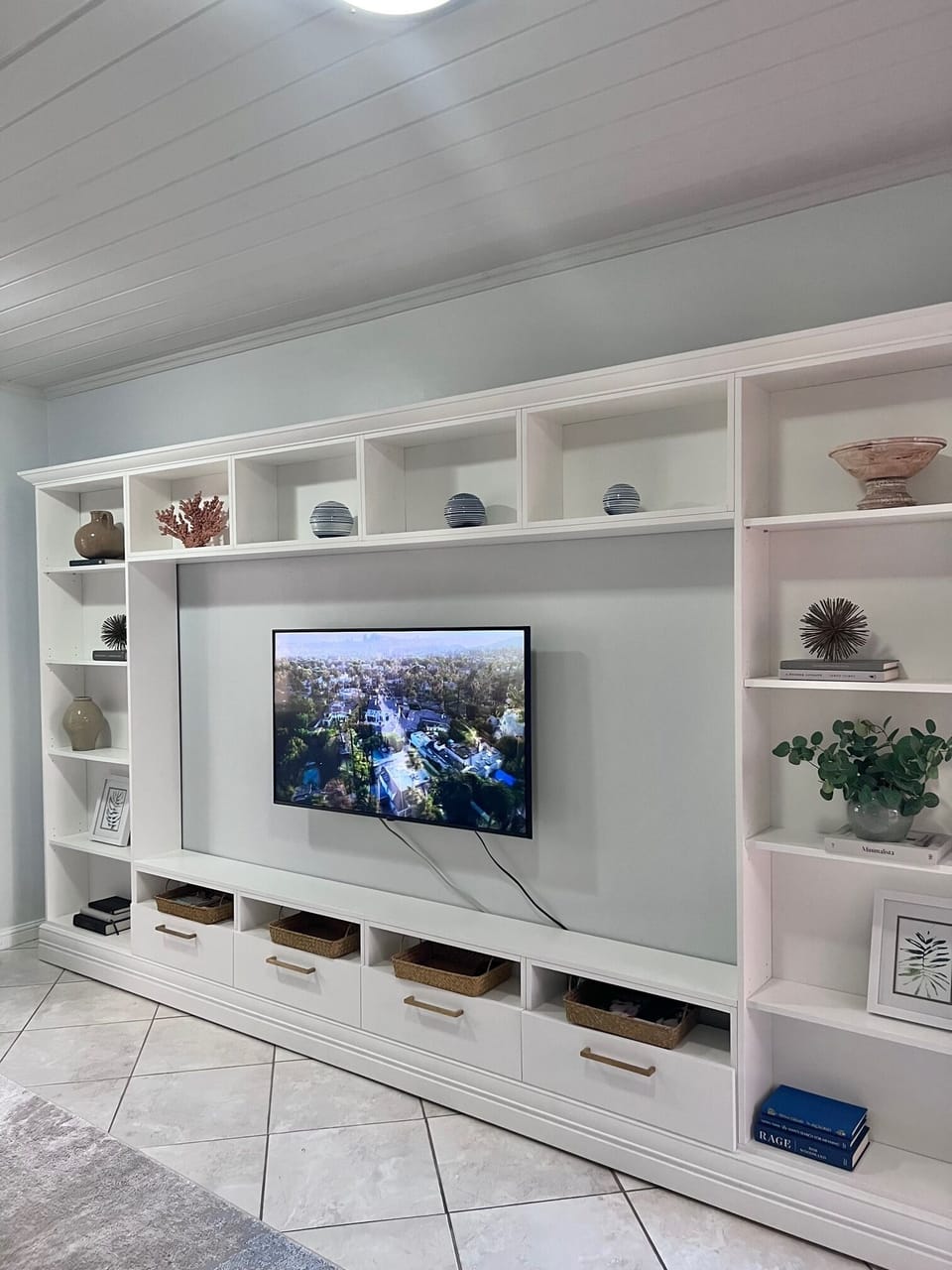 Open floor plan living area, fully air conditioned, books, smart tv