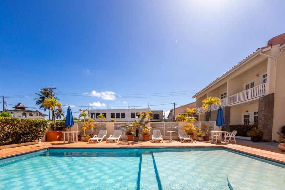 Pool & Lounge Area