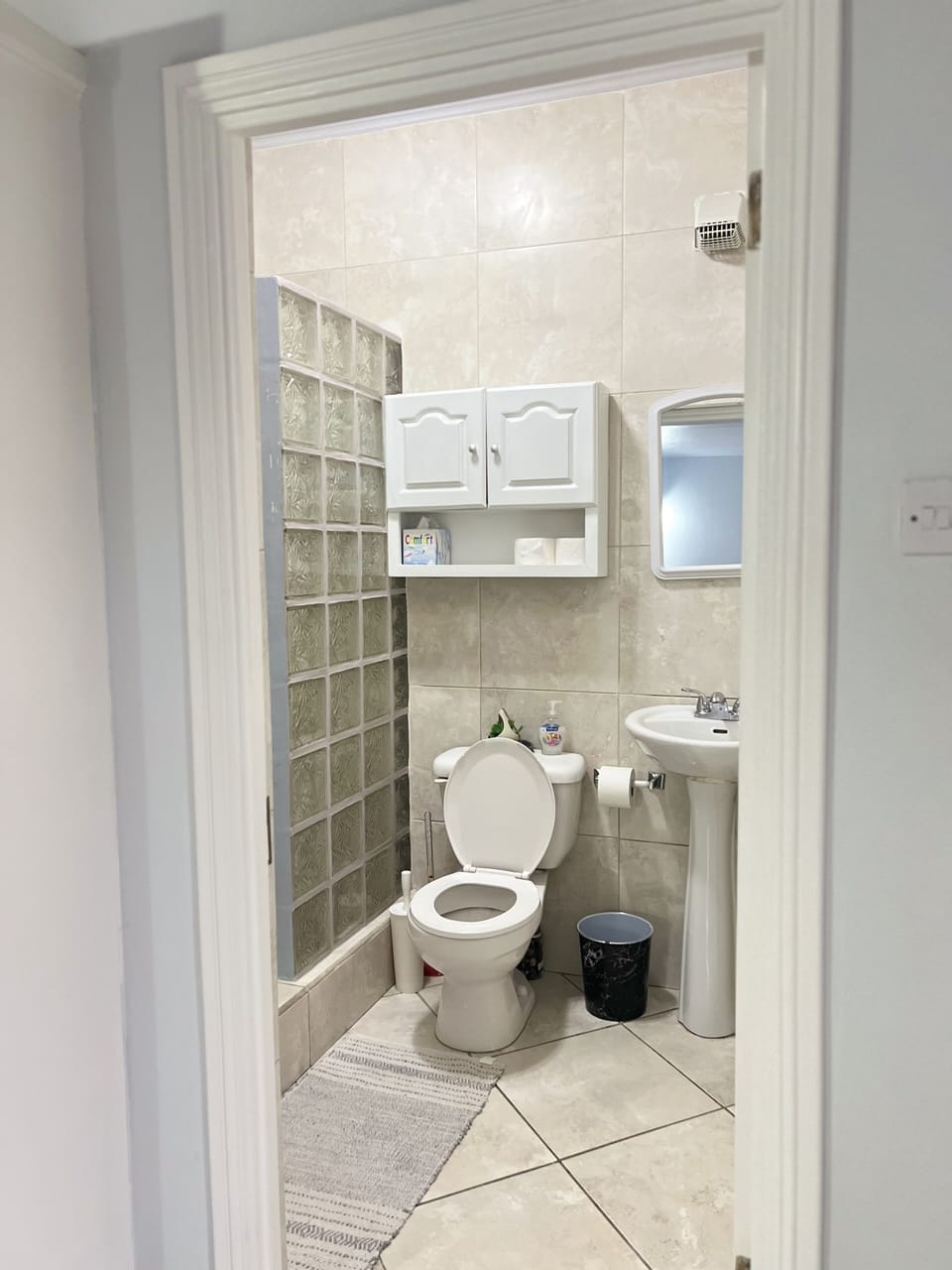 Master bedroom - fully air conditioned|en-suite|king size bed|en-suite bathroom