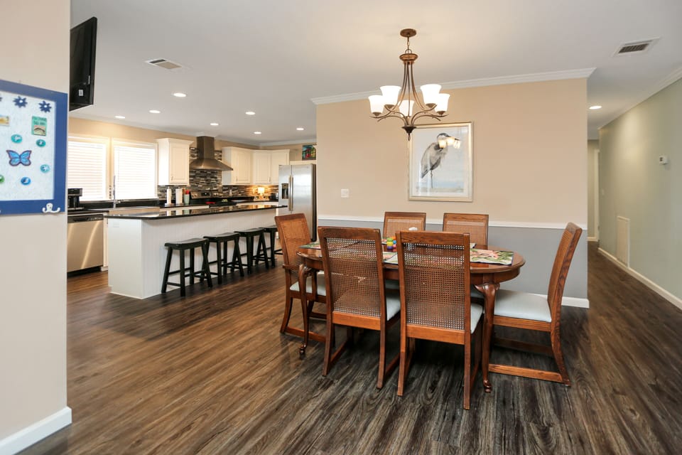 Dining Area & Kitchen