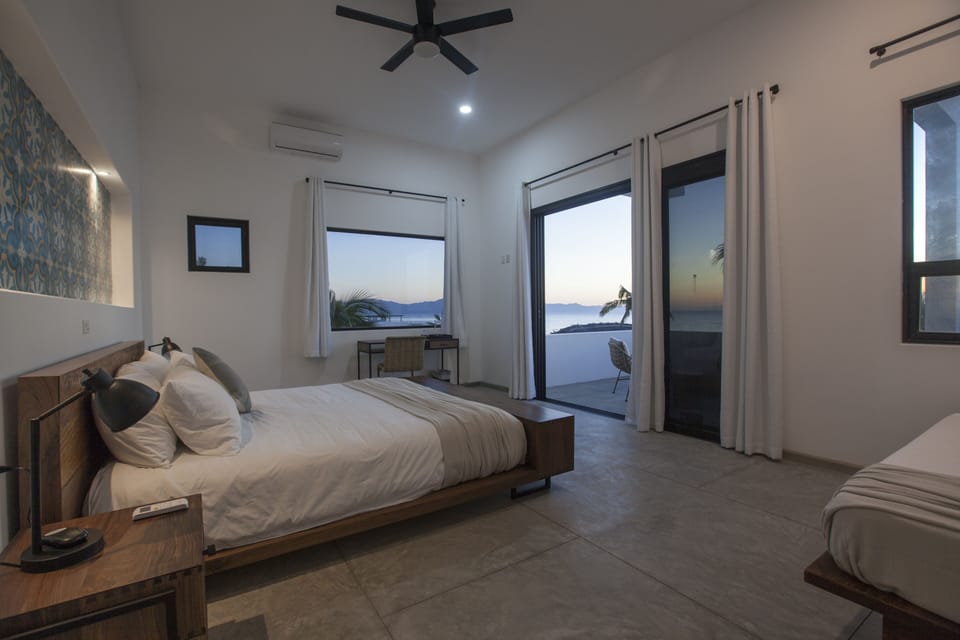 Grand Room | Premium bedding, desk, laptop workspace, WiFi (free)