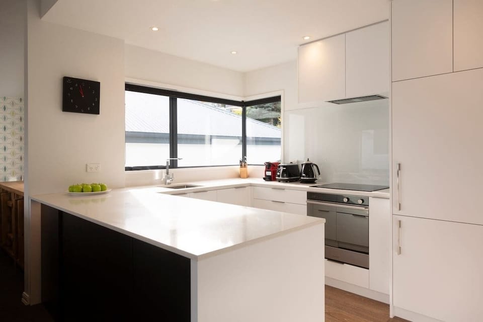 Modern Gourmet Kitchen: Sleek and fully equipped, this kitchen features top-of-the-line appliances, a Nespresso machine, and ample space to prepare family meals or enjoy a morning coffee.
Queenstown, NZ